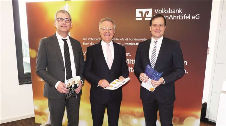 Nach der Bilanzpressekonferenz hatten (v.l.) Vorstandsmitglied Sascha Monschauer, Vorstandsvorsitzender Elmar Schmitz und Vorstandsmitglied Markus Müller allen Grund mehr als zufrieden zu sein. FRE