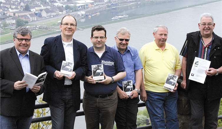 Nach der Buchvorstellung v.li.n.re.: Verbandsbürgermeister Michael Mahlert, Autor Oliver Buslau, Andreas Kossmann, Ewald Schneider, Dieter Erben und Wolfgang Frorath (Mitglieder der Vereinigung ehem. 29er und Förderer des Ehrenmals e.V.). Wingen