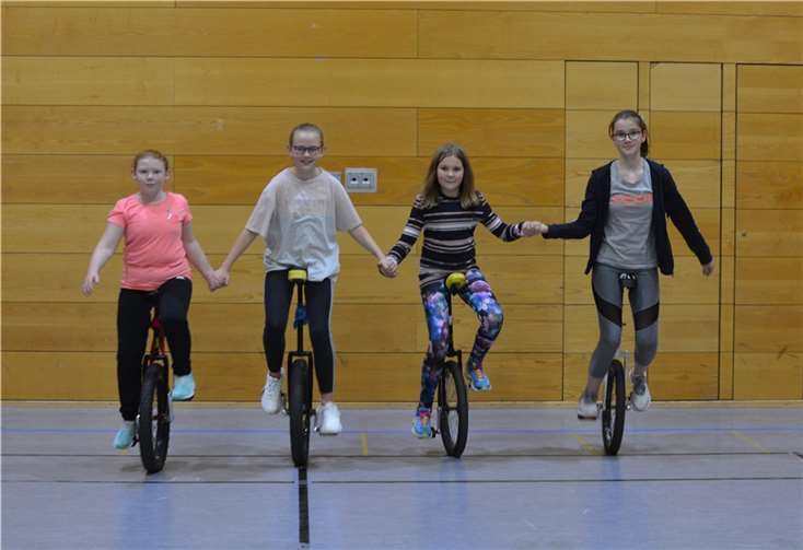Nach der Corona-Pause startet die Einradgruppe RADlos des TV Niederlützingen wieder ins Training.Foto: privat