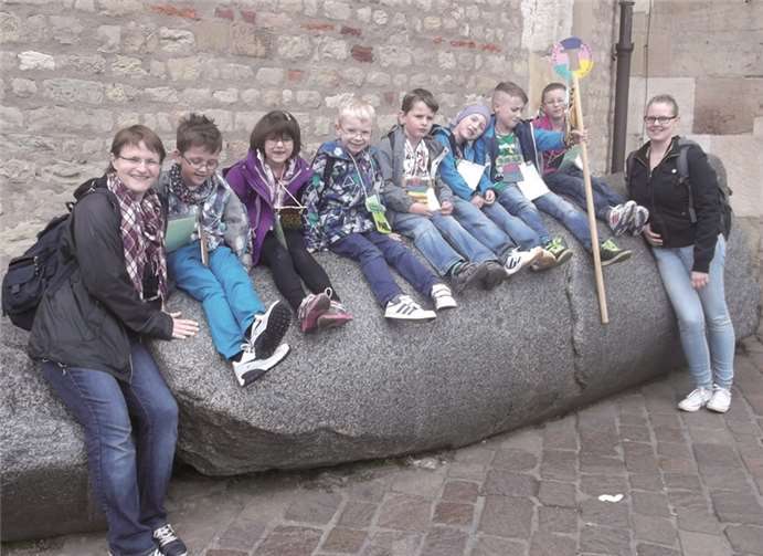 Nach der Domführung ruhten sich die Kinder erst einmal vor dem Dom aus. privat