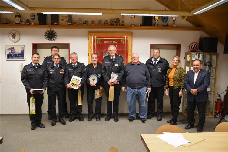 Nach der Ehrung für langjährige Mitgliedschaft:v.l.n.r. Wehrführer Jens Kuhn, stv. Wehrführer Tobias Nauert, Michael Kohns, Bernd Schäfer, Bernd Moog, Herbert Münch, Karl Kamm, Wehrleiter Udo Mohr, Ortsbürgermeisterin Corinna Behrendt und Verbandsbürgermeister Alfred Schomisch