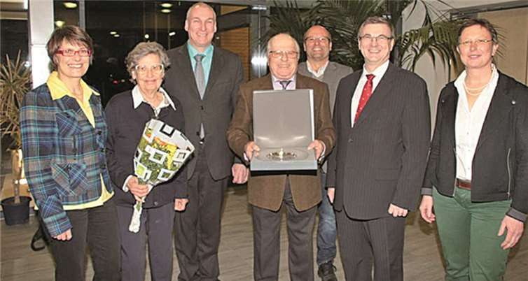 Nach der Ehrung stellte man sich zu einem Gruppenbild, mit Familie, Landrat, Verbandsbürgermeister und Ortsbürgermeisterin. -And-