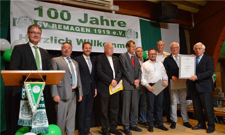 Nach der Ehrung v.l.: Marcel Möcking, Friedhelm Münch, Björn Ingendahl, Dieter Sesterheim, Norbert Weise, Michael Kehl, Norman Tischendorf, Florian Gottschalk, Peter Filla und Fritz Langenhorst. Fotos: AB