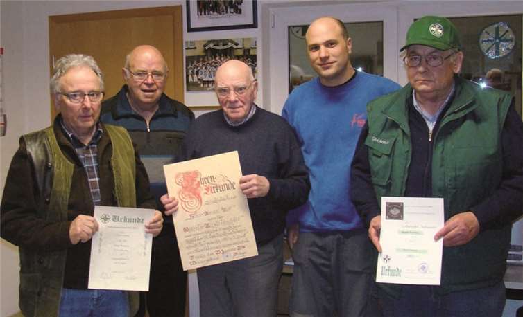 Nach der Ehrung: (v.li.n.re): Heinz Wilhelmi, Ehrenbrudermeister F.W. Reutelsterz, Nick Hans-Wendel, Christoph Nolden und Dietmar Sauerborn. privat