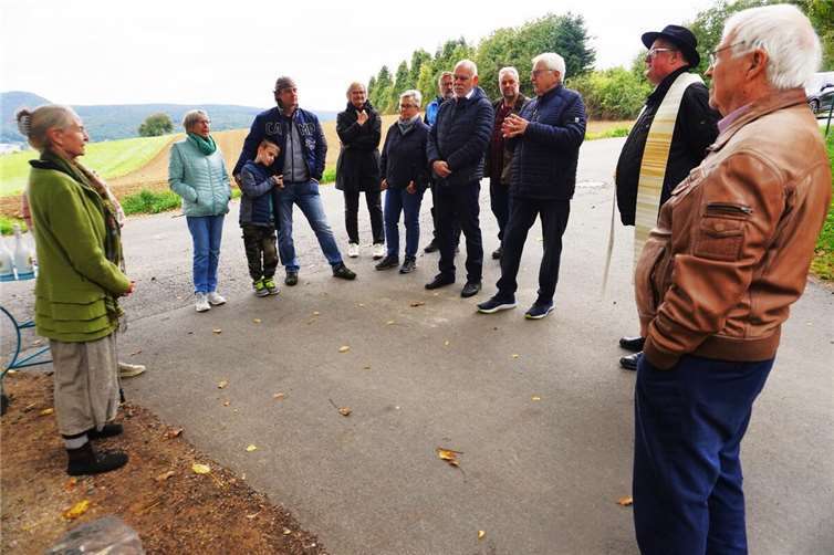 Nach der Einsegnung der Platzanlage am 3. Oktober 2024 durch Regens Volker Malburg (2.v.r.) wies Leo Mattuscheck (3.v.r.) auf die geschichtliche Bedeutung des Ortes an der Schwallhüll hin und erläuterte Rita Keller (l.) ihre Konzeptidee.