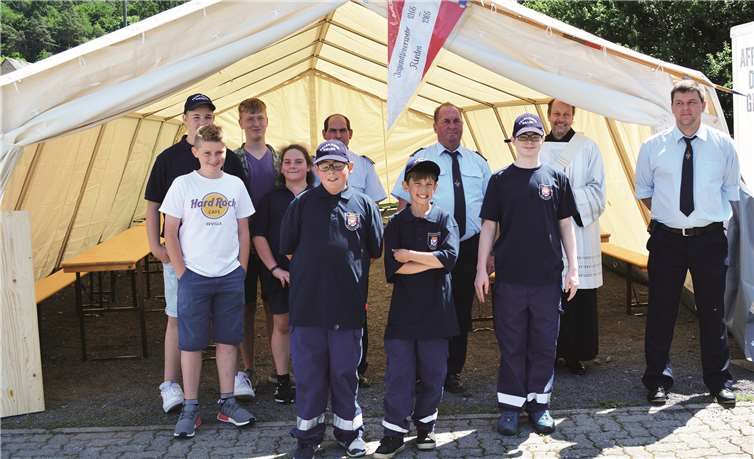 Nach der Einsegnung durch Diakon Sebastian Pollitt nahm die Jugendfeuerwehr Rieden ihr neues Zelt in Beschlag.