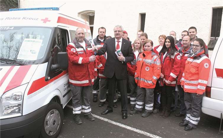 Nach der Einsegnung übergab Dieter Korf des Schlüssels des MTW2 an Bereitschaftsleiter Josef Schmaus.DL