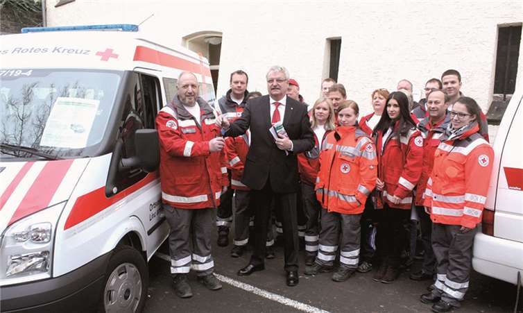 Nach der Einsegnung übergab Dieter Korf die Schlüssel des MTW2 an Bereitschaftsleiter Josef Schmaus. DL