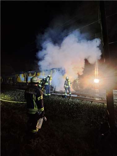 Zugbrand in Unkel: 90 Feuerwehrleute kämpften gegen Flammen an Nach der Erdung der Bahnstrecke nahmen die Einsatzkräfte den Innenangriff im betroffenen Arbeitszug auf. Foto: Andreas Nagel/Pressestelle Feuerwehr VG Unkel