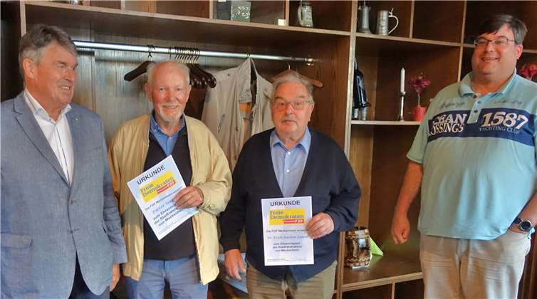 Nach der Ernennung zum Ehrenmitglied der Ratsfraktion: Heribert Brauckmann (v.li.n.re.), Dieter Seebens, Dr. Erich-Joachim Günter und Fraktionsvize Dirk Ritter. Foto: privat