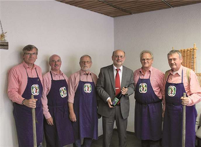 Nach der Ernennung zum neuen Ehrenrazejung v.li.: Dieter Möhring, 2. Vorsitzender Lehmer Razejunge, Willi Unschuld, Ralf Menden, Oberrazejung, Helmut Schreiber, Verbandsbürgermeister Rhens, Hans Georg Schmidt und Gerd Ackermann. privat