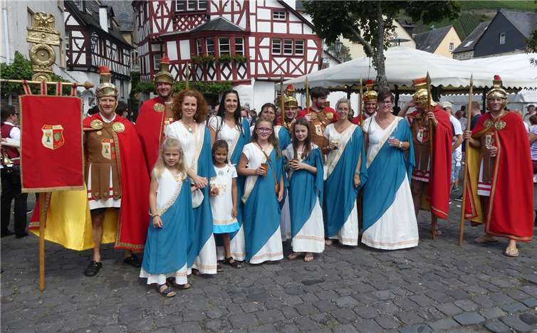 Nach der Eröffnung des Weinfestes ließen sich Offizielle und Besucher den „Mosel“ munden.