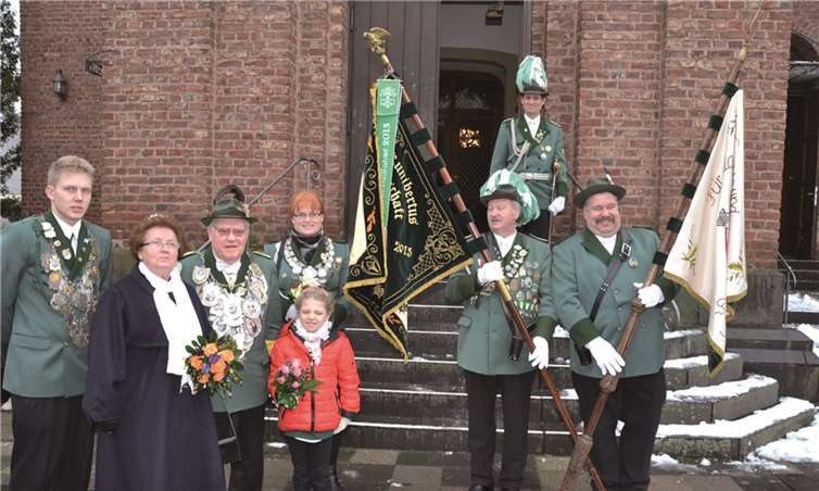 Nach der Festmesse präsentierten die Schützen stolz die neue Fahne (l.), mit dabei das Kaiserpaar Edeltraud und Günter Buckesfeld (l.).WEIGERT