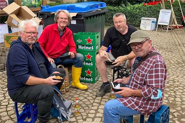 Nach der Flutkatastrophe traf sich das AW-Wiki-Team notgedrungen auch an ungewöhnlichen Orten, zum Beispiel auf dem Marktplatz in Ahrweiler.  Foto:privat