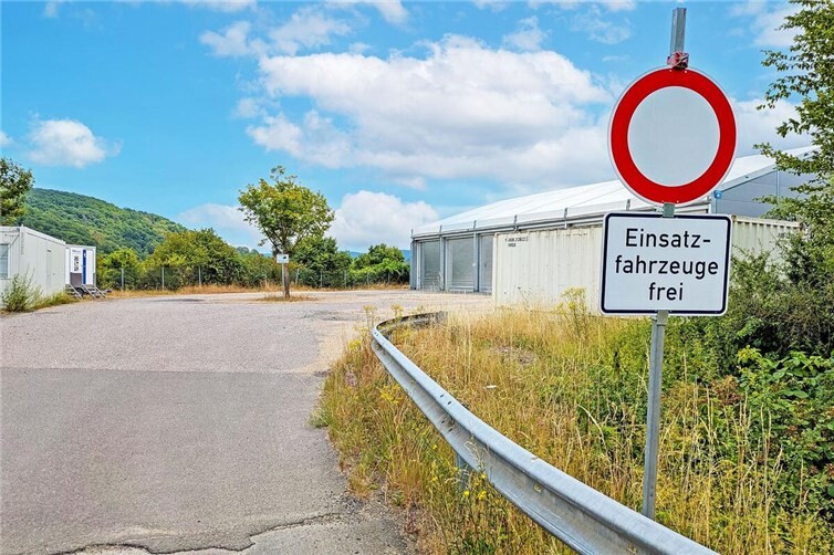 Nach der Flutkatastrophe zog die Freiwillige Feuerwehr auf den Parkplatz oberhalb von Altenahr an der B257, kurz vor der Einfahrt in den Ditschhardt-Tunnel. Das laufende Planverfahren für die Fläche am nordwestlichen Siedlungsrand wird fortgeführt, um die rechtlichen Grundlagen für den noch einige Jahre benötigten Standort zu schaffen.