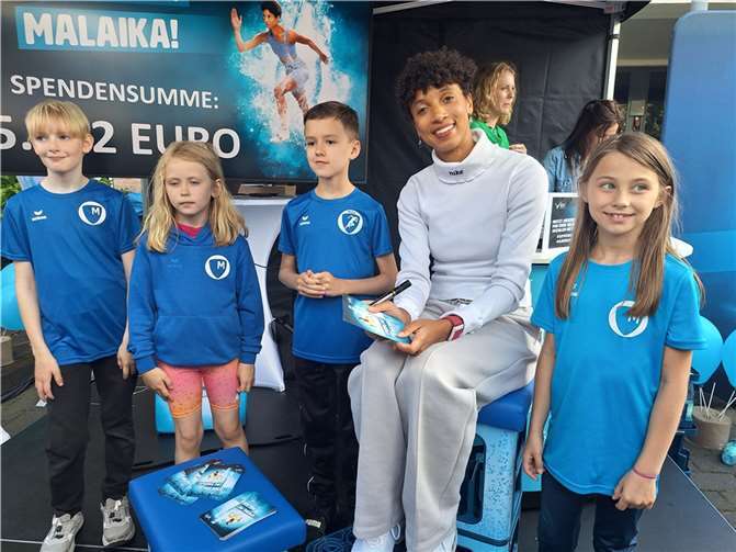 Nach der Fragerunde verteilte Malaika Mihambo geduldig Autogramme, unterschrieb T-Shirts und Spikes und stand auch für Fotos zur Verfügung. Fotos: privat
