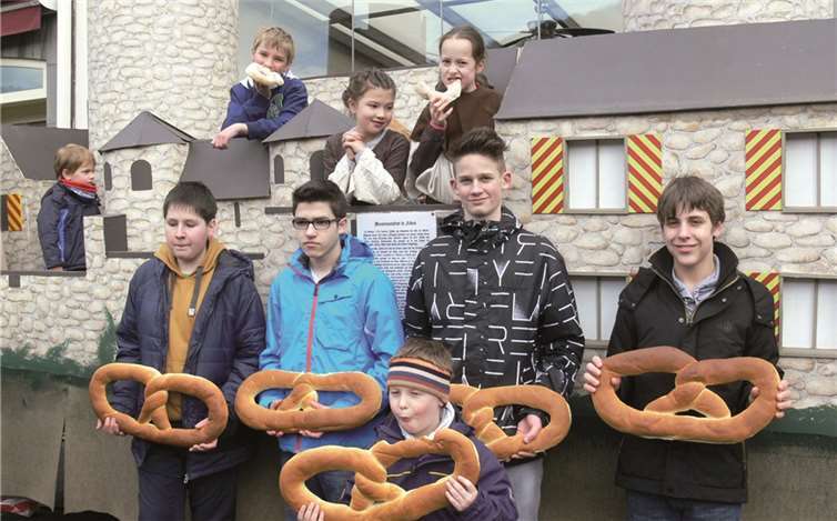 Nach der Freigabe des Festbaums gab es nicht nur für die kleinen Festbesucher süße Brezeln. TE