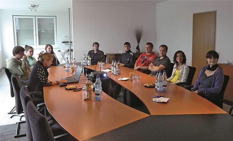 Nach der Führung durch das Verlagshaus hatten die angehenden Geomathematiker viele Fragen zur Technik und den Abläufen im Verlags- und Druckereiwesen. privat