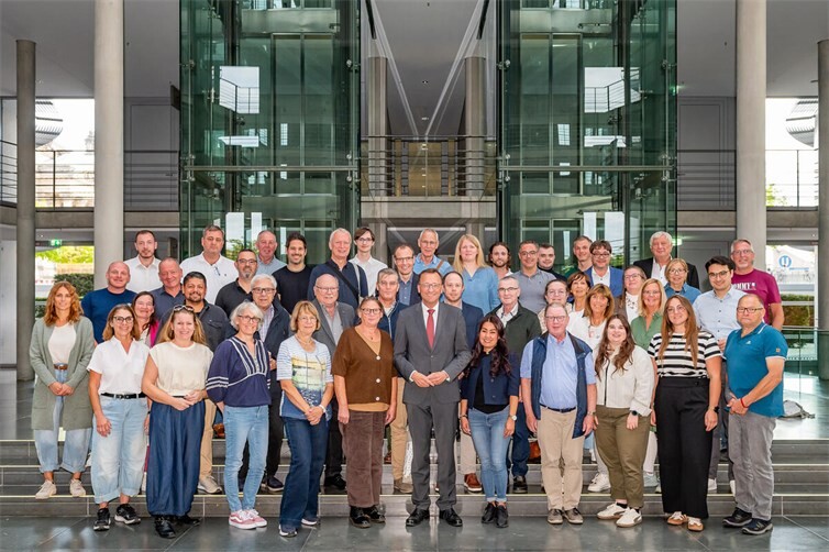 Nach der Führung durch den Bundestag stellte sich die Gruppe noch für ein Erinnerungsfoto auf.