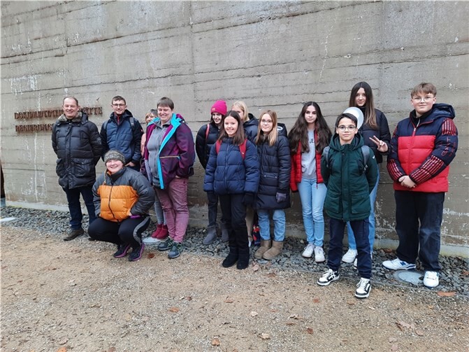 Nach der Führung vor dem ehemaligen Regierungsbunker Ahrweiler.  Foto: Jugendpflege der VG Selters