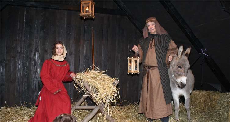 Nach der Geburt des Jesuskindes in Bethlehems Stalllegte es Mutter Maria in eine Krippe mit Stroh.