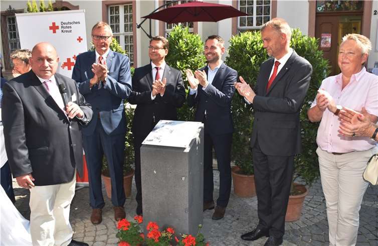 Nach der Gedenksteinenthüllung gab es Beifall von Stadt und DRK Spitze für das DRK Koblenz mit Präsident Leo Biewer links.