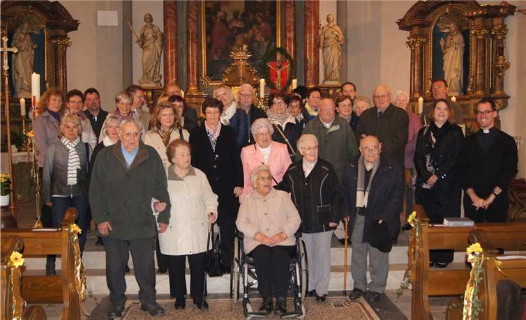 Nach der Gottesdienstfeier stellten sich alle zu einem Erinnerungsfoto im Altarraum auf. privat