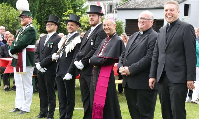 Nach der Heiligen Messe im Garten der „Burg“ (von links): Hauptmann Tim Ley, Ex-Schützen-König Robin Grießel, Schützenkönig Matthias Schopp, Ex-Schützen-König Benedikt Fabritius, Bischof Ludwig Schick (Bamberg), Regens Dr. Volker Malburg und Subregens Philip Peters.Fotos: DU