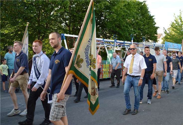 Nach der Heiligen Messe zog die Kirmesgesellschaft,angeführt von den Junggesellen mit ihrem König Lucas Boes, zum Kirmesplatz. Fotos: -AB-
