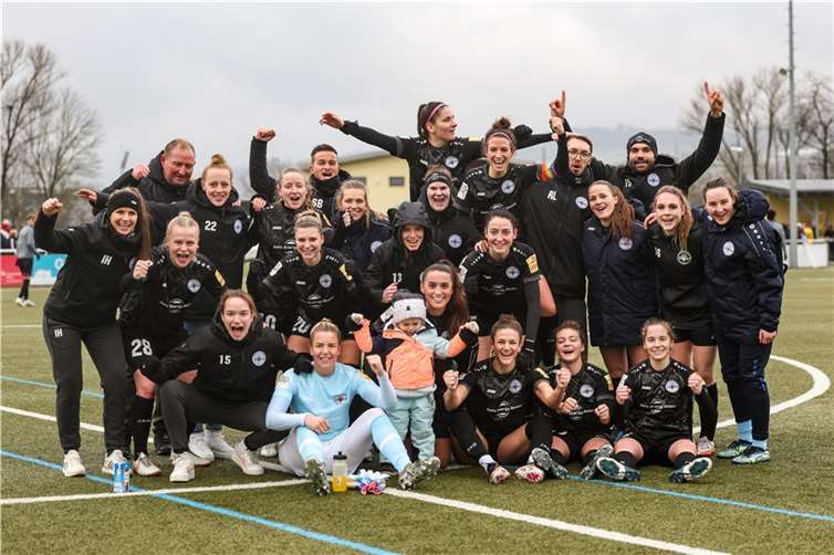 Nach der Hinrunde zweiter Tabellenplatz - erfolgreiche Bäckermädchen in Feierlaune. Fotos: Tobias Jenatschek