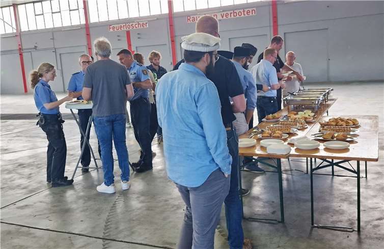 Nach der Informationsveranstaltung lud die Ahmadiyya-Gemeinde zu einem Snack-Buffet.