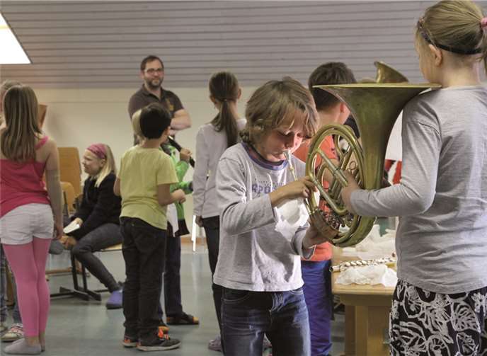 Nach der Instrumentenvorstellung ging es ans Ausprobieren, das machte den Kindern besonderes viel Spaß. privat