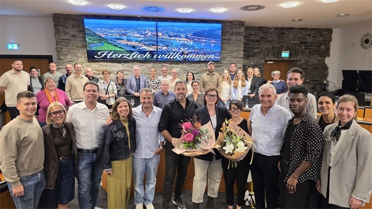 Nach der JHV stellten sich der neue Vorstand sowie alles Anwesenden zu einem Gruppenfoto auf. Zur neuen 1. Vorsitzenden wurde Sabrina Schäfer, die Auf`m Hügelchen ein Bekleidungsgeschäft betreibt, gewählt (Mitte)Foto: WAMFO.DE