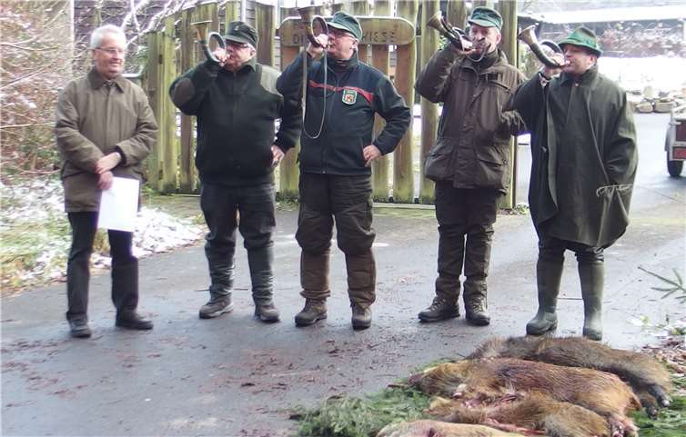 Nach der Jagd auf der Montabaurer Höhe: Die Jagdhornbläser verblasen die Strecke. Zuvor hatte der Erste Stadtbeigeordnete Gerd Frink (l.) die Erlegerbrüche überreicht. Stadt Montabaur