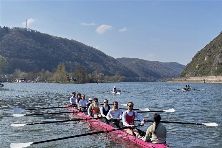 Nach der Jahreshauptversammlung fand das traditionelle Anrudern statt.Der neue Vorsitzende Jonas Wiesen (3.v.r.) und sein 2. Vors.-VerwaltungAlexander Diedrich (2.v.r.) gingen dabei im Rennachter aufs Wasser.