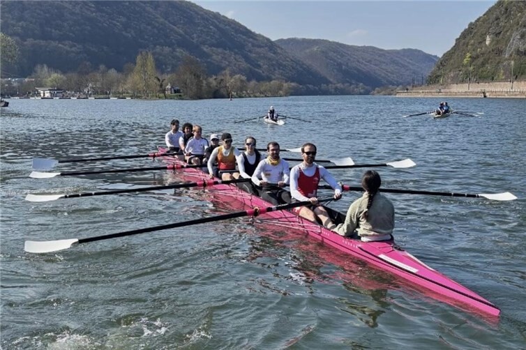 Nach der Jahreshauptversammlung fand das traditionelle Anrudern statt.