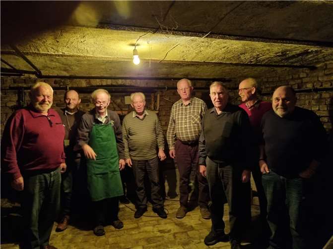 Nach der Jahreshauptversammlung stand eine Kellerbesichtigung des Lokals auf dem Programm.  Foto: privat