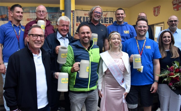 Nach der Kirmeseröffnung versammelten sich die Protagonisten zum Gruppenbild. Fotos: HEP