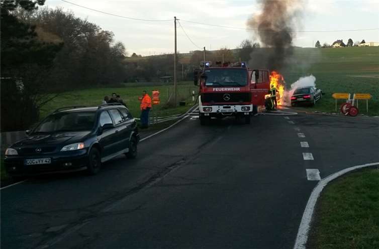 Nach der Kollision fing das Fahrzeug des Unfallverursachers Feuer und brannte völlig aus.