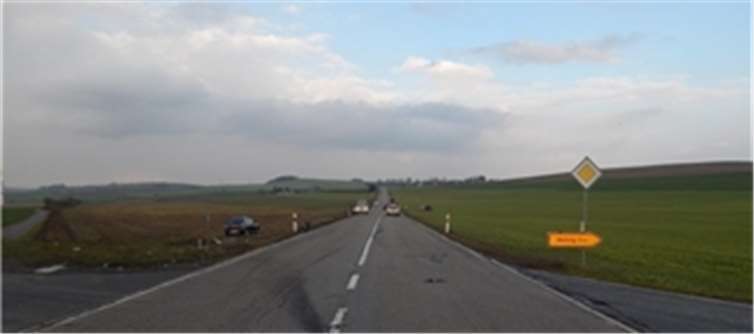 Nach der Kollision kamen beide Fahrzeuge im Feld zum Stehen. PI Mayen