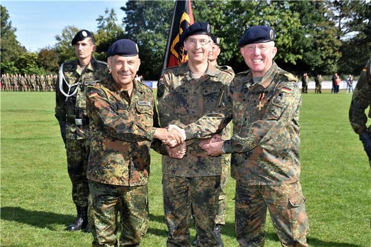 Nach der Kommando Übergabe stellten sich Oberst Norbert Schmidt (l), Dr. Michael Färber (m) und General Ralf Hoffmann (r) den Fotografen.