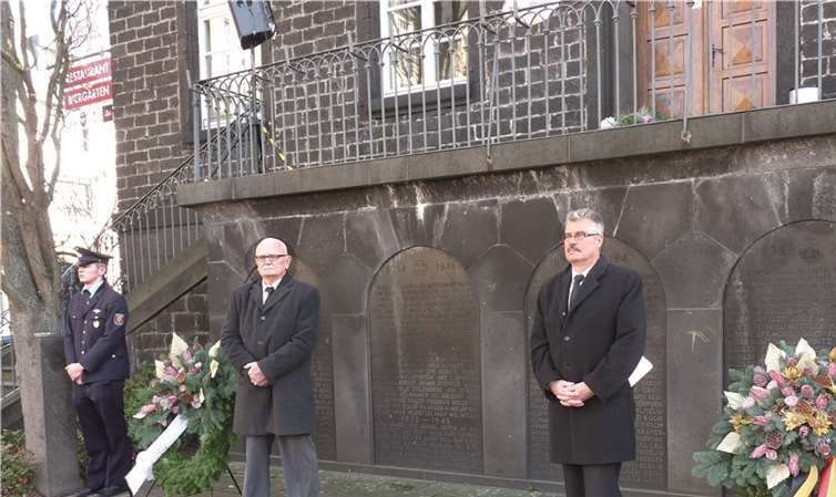 Nach der Kranzniederlegung am Mendiger Kriegerdenkmal gedachte eine Abordnung der Freiwilligen Feuerwehr Mendig gemeinsam mit Stadtbürgermeister Hans Peter Ammel und dem VDK-Beauftragten Gerald Frank der Opfer beider Weltkriege. FRE