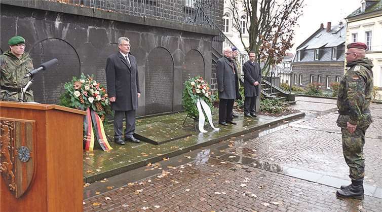 Nach der Kranzniederlegung am Mendiger Kriegerdenkmal gedachten die Mitglieder der Reservistenkameradschaft Andernach-Mendig gemeinsam mit Stadtbürgermeister Hans-Peter Ammel und dem 1. Beigeordneten Thomas Schneider der Opfer der beiden Weltkriege. SF