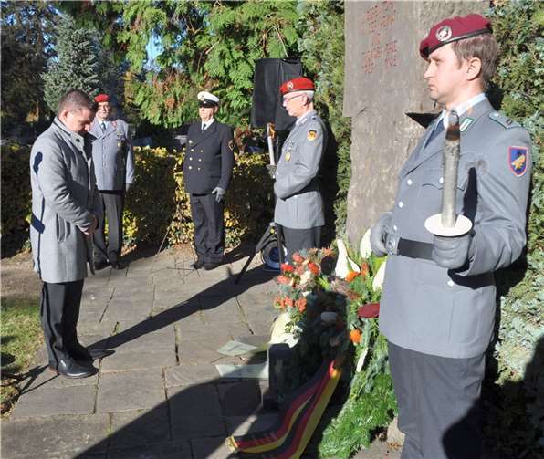 Nach der Kranzniederlegung hält Bürgermeister Holger Jung an der Kriegsgräberstätte inne.  Foto: Stadt Meckenheim