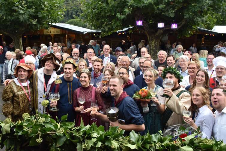 Nach der Krönung versammelten sich die Protagonisten und Ehrengäste vor der Bühne im Weindorf.Fotos: HEP 