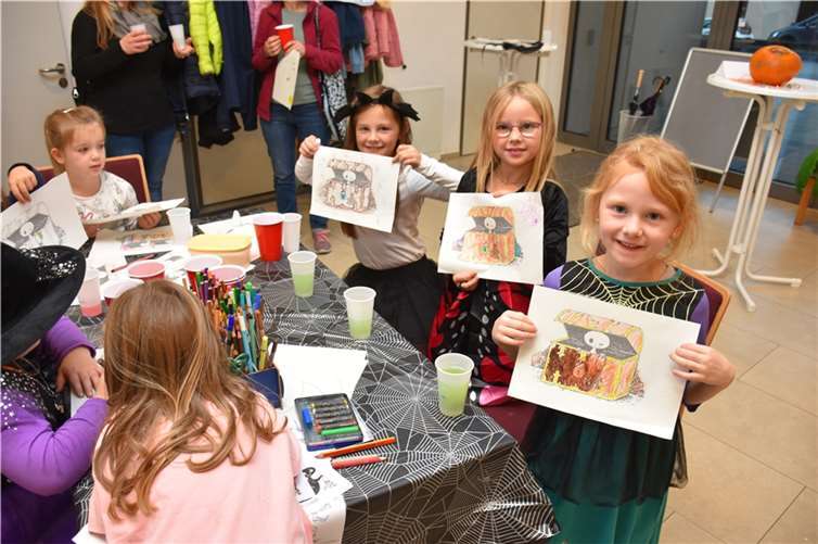 Nach der Lesung bot sich den jungen Gästen die Gelegenheit, ihrer Kreativität beim Malen und Basteln freien Lauf zu lassen.