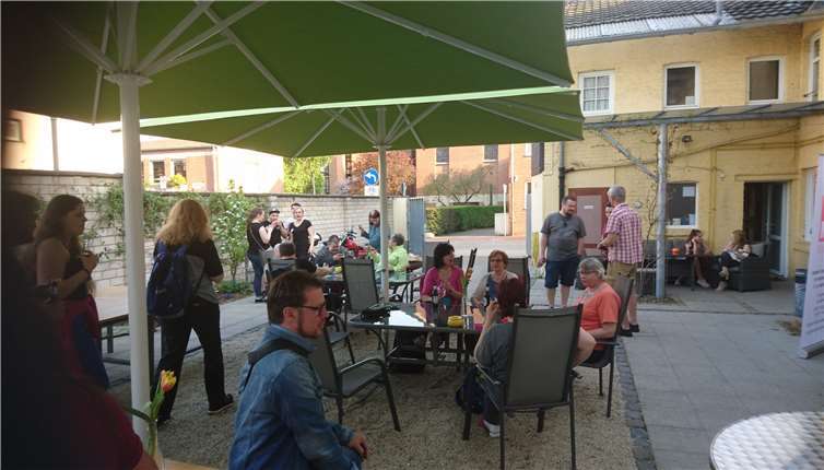 Nach der Lesung ließen die BesucherInnen den Abend noch im Hofcafé ausklingen. Für das Catering sorgten die Besucher der Tagesstätte. privat