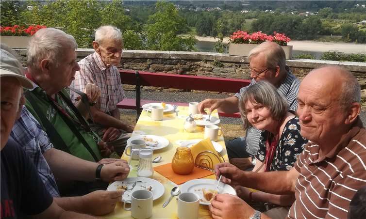 Nach der Messe gab es eine Kaffeetafel im Klostergarten.privat