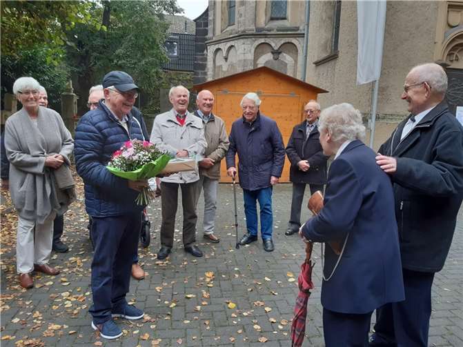 Nach der Messe gratulierte der Kassierer Otto Lembke dem Jubelpaar und überreichte ihm im Namen des Chores die mitgebrachten Geschenke. Foto: privat