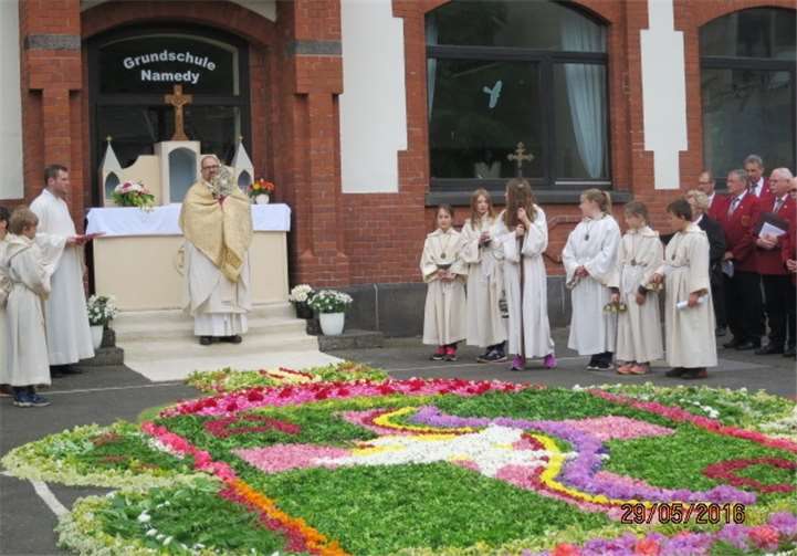Nach der Messe in den Burganlagen der Burg Hohenzollern, mitgestaltet vom Männergesangverein, führte die Prozession durch die Hauptstraße zur Schule. Privat